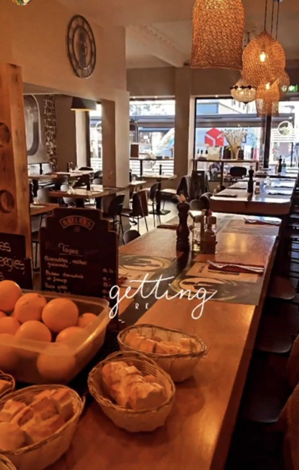 Ambiance de la salle, pain et fruits sur le comptoir.