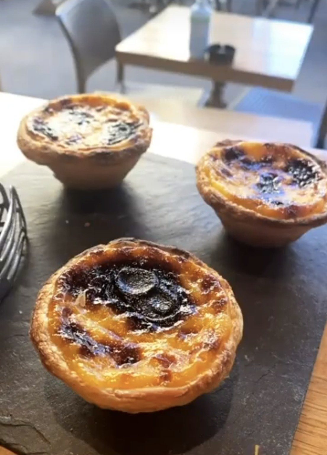 Tartelettes dorées présentées sur une ardoise.