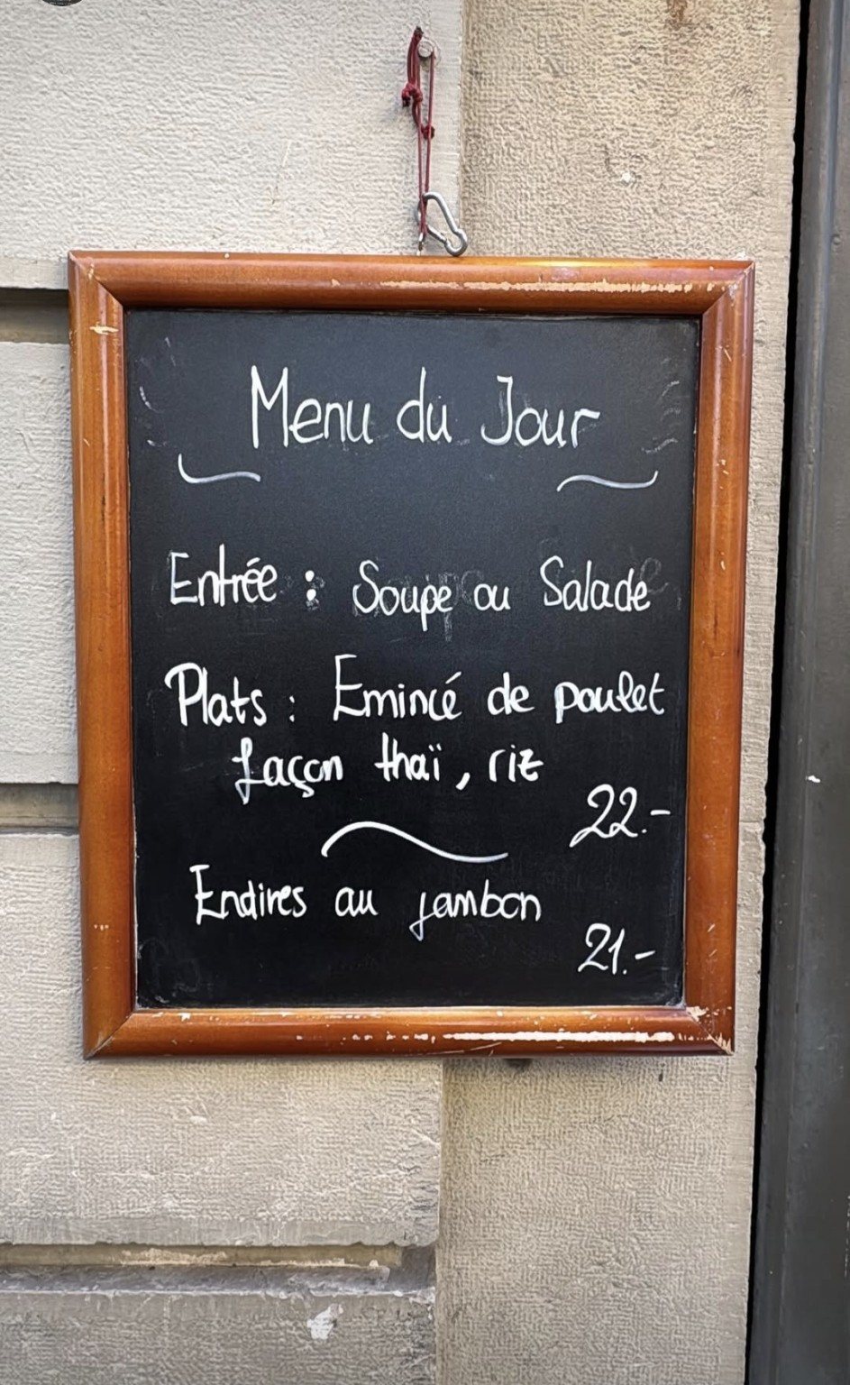 Exemple de menu du jour, ardoise photographiée devant le restaurant.